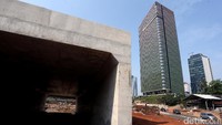 Dishub DKI Jakarta melakukan rekayasa lalu lintas akibat pembangunan tersebut. Lalu lintas dari Jalan Pangeran Antasari menuju Lebak Bulus yang semula melalui kolong di bawah jalan tol JORR, dialihkan belok kiri melalui detour sisi Timur dan berputar di U-Turn Simpang Cilandak.