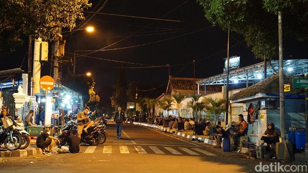 Selanjutnya kita tiba di ‎sederet penjual kopi legendaris di Kota Yogyakarta, yakni kopi jos. Terletak di Jalan Wongsodirjan, kawasan ini tak pernah sepi pengunjung saat malam tiba (Masaul/detikTravel) Selanjutnya kita tiba di ‎sederet penjual kopi legendaris di Kota Yogyakarta, yakni kopi jos. Terletak di Jalan Wongsodirjan, kawasan ini tak pernah sepi pengunjung saat malam tiba (Masaul/detikTravel)