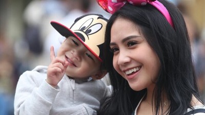 Potret Nagita dan Rafathar: Ibunya Imut, Anaknya Lucu