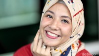 Senyuman manisnya kala berpose di depan kamera.