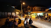 Keadaannya malam itu sudah ramai sekali. Traveler yang datang duluan sudah ada yang makan di teras hingga pinggir jalanan (Masaul/detikTravel)