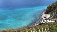 Di kawasan Pulau Sicily ada pulau terhijau dengan vegetasi tumbuh-tumbuhan yang amat lebat yang dihiasi ladang caper. Ada pula kebun-kebun anggur Malvasia, yang dijuluki tanahnya para dewa di Pulau Sicily (Dok. CNN Travel)