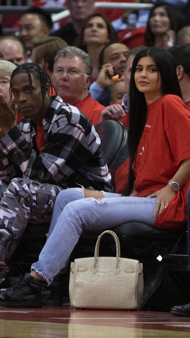 Pada ulang tahun Kylie ke-20 di bulan Agustus lalu, Travis memberikan kejutan dengan menghadirkan orkestra. Travis pun bernyanyi di pesta ulang tahun Kylie. Foto: dok. Getty Images