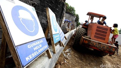 Bahaya Mengintai Anak-anak di Proyek Normalisasi Ciliwung