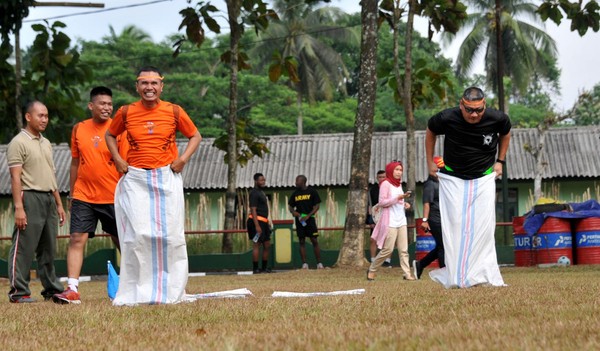 Ada lagi yang mengungkapkan kalau lomba balap karung ini bentuk protes kalangan bawah yang tak mampu membeli pakaian di zaman Belanda. Mereka kemudian memakai karung untuk menutup tubuh. (: Penkostrad) Ada lagi yang mengungkapkan kalau lomba balap karung ini bentuk protes kalangan bawah yang tak mampu membeli pakaian di zaman Belanda. Mereka kemudian memakai karung untuk menutup tubuh. (: Penkostrad)