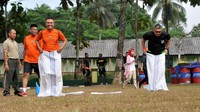 Ada lagi yang mengungkapkan kalau lomba balap karung ini bentuk protes kalangan bawah yang tak mampu membeli pakaian di zaman Belanda. Mereka kemudian memakai karung untuk menutup tubuh. (: Penkostrad)
