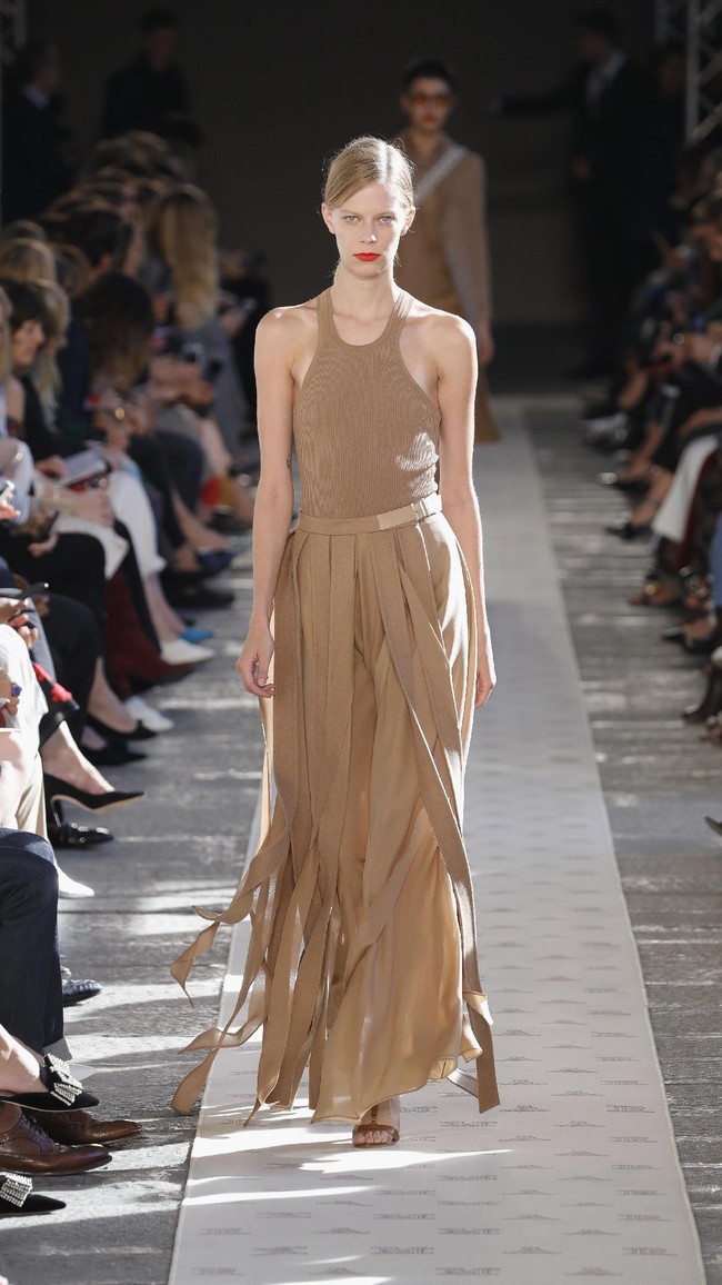 A model walks the runway at the Max Mara show during Milan Fashion Week Spring/Summer 2018 on September 21, 2017 in Milan, Italy.  (Photo by Andreas Rentz/Getty Images)