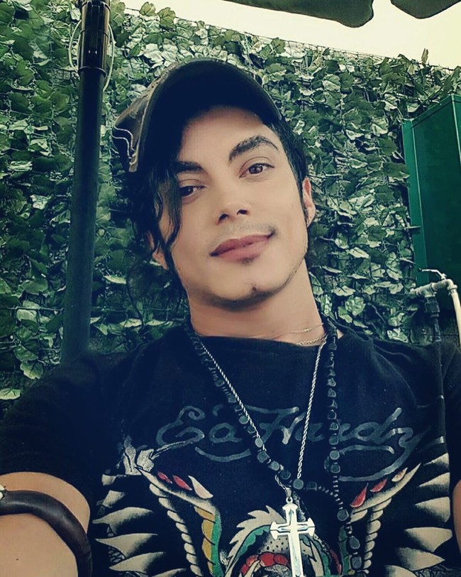 Sehari-hari, Sergio Cortes lebih suka memakai kaus atau kemeja dan topi baseball. Namun ia tetap memakai makeup yang membuatnya mirip Michael Jackson. Foto: Instagram