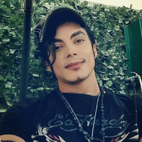 Sehari-hari, Sergio Cortes lebih suka memakai kaus atau kemeja dan topi baseball. Namun ia tetap memakai makeup yang membuatnya mirip Michael Jackson. Foto: Instagram