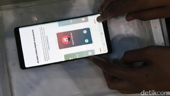 Salah satu tampilan fitur di Galaxy Note 8 di dalam air. Ya, ponsel ini memang dirancang tahan air. (Foto: detikINET/Ari Saputra)
