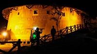 Saat malam, lampu-lampu di Fujian Tulou pun menyala dan mempercantik seisi benteng (Sheng Li/Reuters)