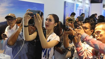 Dua kamera belakang Galaxy Note 8 menggunakan sensor 12 megapixel, dengan bukaan f/1.7 untuk kamera normal dan f/2.4 untuk kamera dengan lensa telenya. Sedangkan kamera depan 8 megapixel. (Foto: detikINET/Ari Saputra)