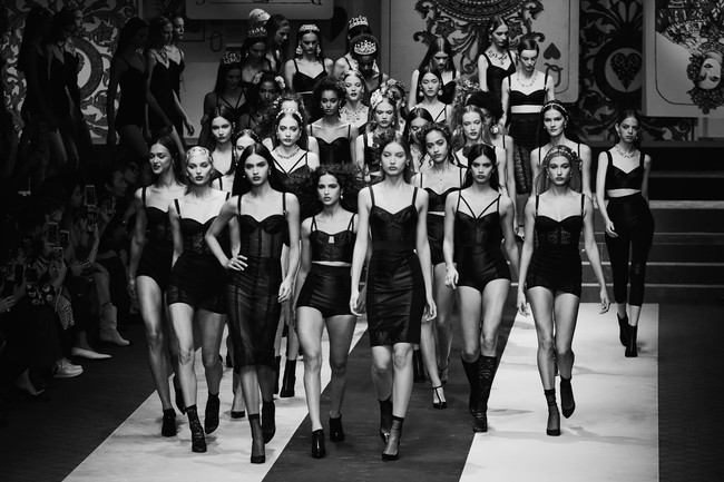 Dolce & Gabbana kembali menampilkan koleksi terbarunya di Milan Fashion Week. Bertajuk Fashion Devotion, koleksi Autumn-Winter 2018 ditampilkan Minggu (25/2/2018). (Foto: Getty Images)