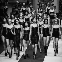 Dolce & Gabbana kembali menampilkan koleksi terbarunya di Milan Fashion Week. Bertajuk Fashion Devotion, koleksi Autumn-Winter 2018 ditampilkan Minggu (25/2/2018). (Foto: Getty Images)