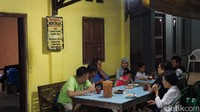 Harganya, kalau pakai lauk telur Rp 12 ribu, ayam Rp 25 ribu, ayam tambah telur Rp 30-35 ribu. Tergantung lauknya berapa jenis (Masaul/detikTravel)