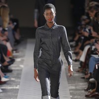 A model walks the runway at the Max Mara show during Milan Fashion Week Spring/Summer 2018 on September 21, 2017 in Milan, Italy.  (Photo by Andreas Rentz/Getty Images)