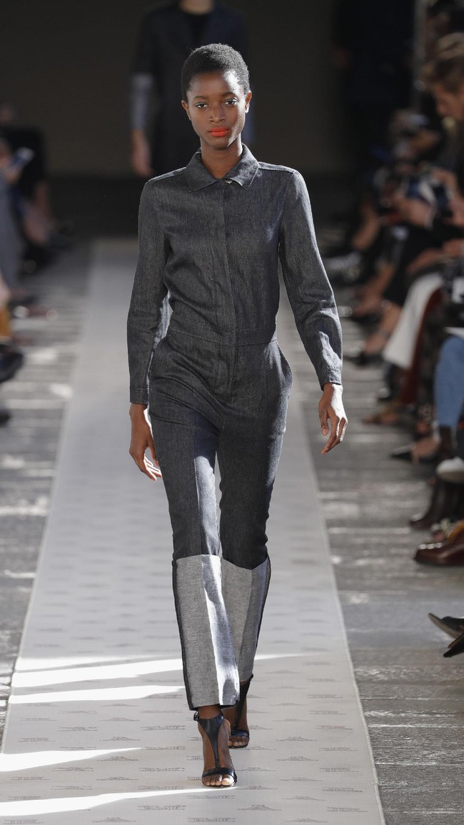 A model walks the runway at the Max Mara show during Milan Fashion Week Spring/Summer 2018 on September 21, 2017 in Milan, Italy.  (Photo by Andreas Rentz/Getty Images)