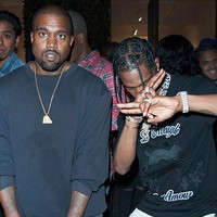 Travis Scott bergabung di perusahaan musik Kanye West. Dua album musiknya cukup sukses setelah bergabung dengan perusahaan musik Kanye yang merupakan kakak ipar Kylie.