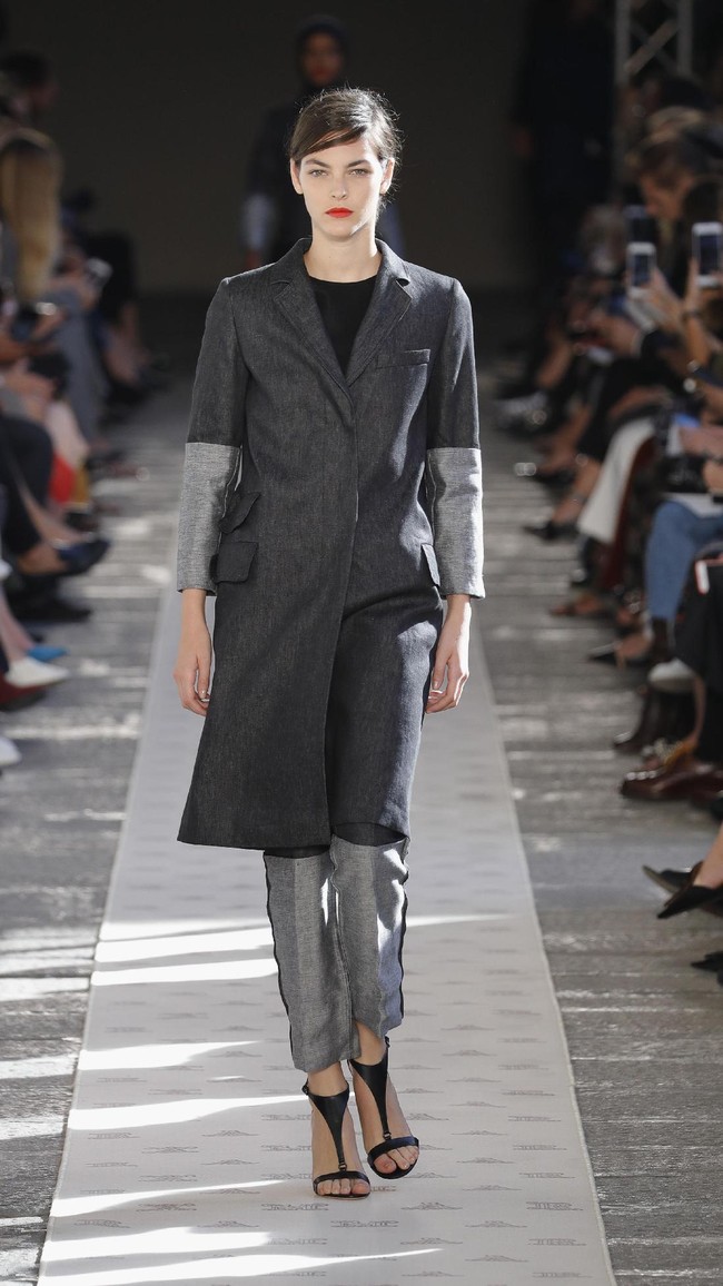 A model walks the runway at the Max Mara show during Milan Fashion Week Spring/Summer 2018 on September 21, 2017 in Milan, Italy.  (Photo by Andreas Rentz/Getty Images)