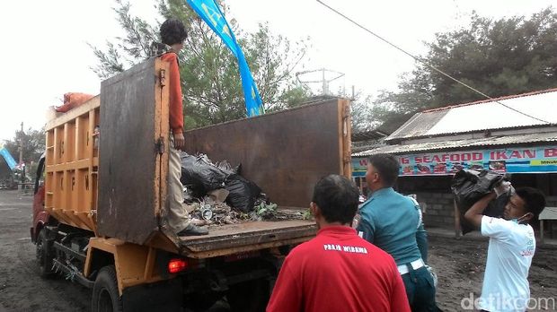 Aksi bersih-bersih pantai Jatimalang, Purworejo. 