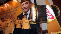 OSO didampingi Sekjen Hanura Sarifudding Suding dan Gede Pasek Suardika memukul bedug tanda dibukanya Rakornas Hanura.