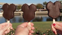 Kalau ini es krim batangan bentuk Mickey Mouse yang ikonik. Es krim vanilla dilapisi cokelat yang creamy manis. Es krim Mickey ada di semua taman bermain Disney. Foto: Istimewa