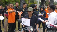 Rekonstruksi dimulai dengan adegan ‎kedatangan para tersangka dan korban. Para tersangka, korban dan saksi-saksi datang ke lokasi menggunakan motor.