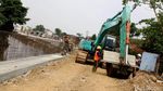 Pembangunan Tanggul di Sepanjang Proyek Normalisasi Ciliwung
