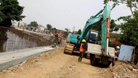 Selain itu, beberapa alat berat terlihat di sekitar area normalisasi.