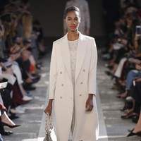 A model walks the runway at the Max Mara show during Milan Fashion Week Spring/Summer 2018 on September 21, 2017 in Milan, Italy.  (Photo by Andreas Rentz/Getty Images)