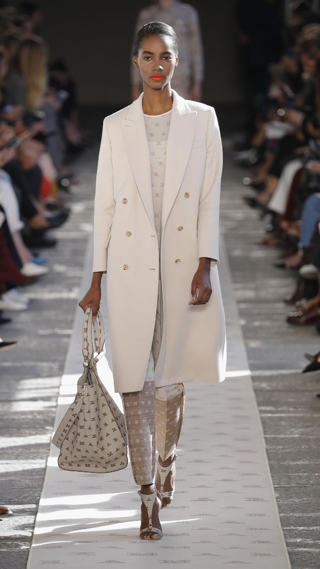 A model walks the runway at the Max Mara show during Milan Fashion Week Spring/Summer 2018 on September 21, 2017 in Milan, Italy.  (Photo by Andreas Rentz/Getty Images)