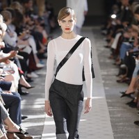 A model walks the runway at the Max Mara show during Milan Fashion Week Spring/Summer 2018 on September 21, 2017 in Milan, Italy.  (Photo by Andreas Rentz/Getty Images)