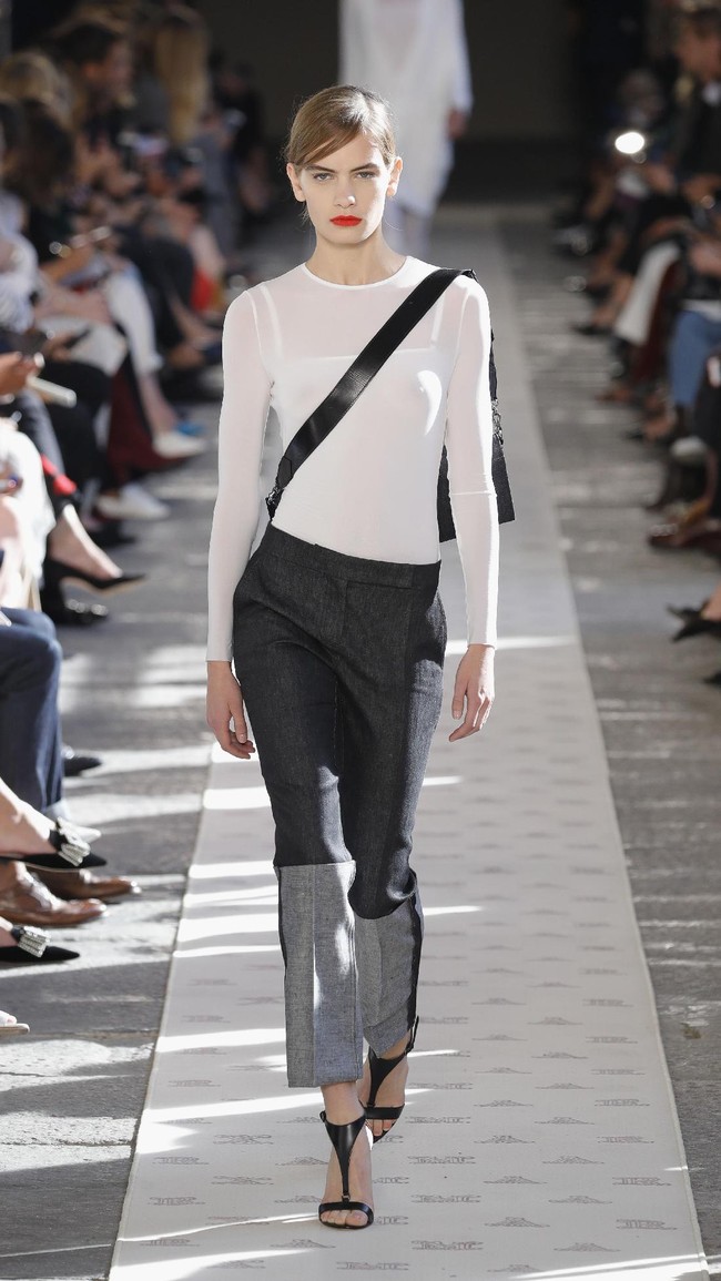 A model walks the runway at the Max Mara show during Milan Fashion Week Spring/Summer 2018 on September 21, 2017 in Milan, Italy.  (Photo by Andreas Rentz/Getty Images)