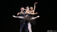 Mereka menampilkan Spartacus Pas De Deux di preview Gala Balet Indonesia yang kedua. Foto: Hanif Hawari/ detikHOT
