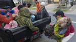 Wajah Para Pengungsi Gunung Agung, di Tenda hingga Truk