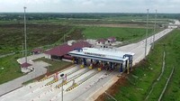 Kondisi fisik jalan bisa dilalui sebagian. Rambu lalu lintas sudah ada hampir di sepanjang jalan. Gerbang tol juga sudah berdiri. (PT Hutama Karya).