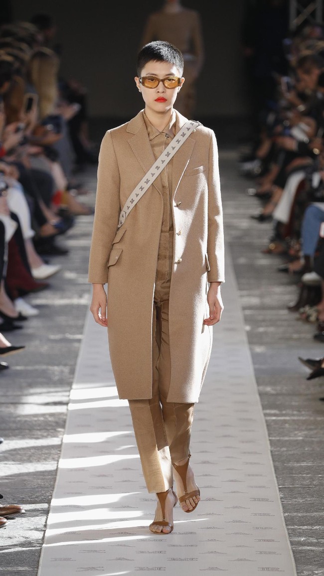 A model walks the runway at the Max Mara show during Milan Fashion Week Spring/Summer 2018 on September 21, 2017 in Milan, Italy.  (Photo by Andreas Rentz/Getty Images)