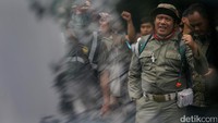 Semua personel Satpol PP tampil dengan seragam lengkap.