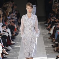 A model walks the runway at the Max Mara show during Milan Fashion Week Spring/Summer 2018 on September 21, 2017 in Milan, Italy.  (Photo by Andreas Rentz/Getty Images)