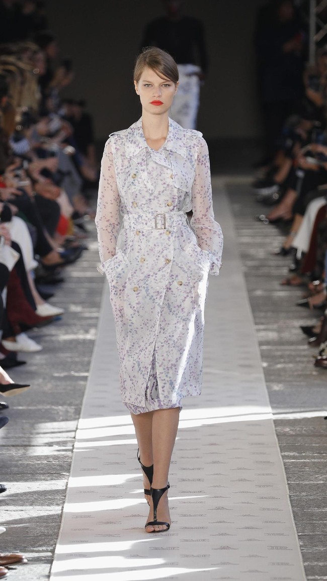 A model walks the runway at the Max Mara show during Milan Fashion Week Spring/Summer 2018 on September 21, 2017 in Milan, Italy.  (Photo by Andreas Rentz/Getty Images)