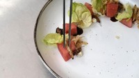 Sekarang restoran pun mulai merambah kuliner serangga. Salah satunya adalah memadukan serangga dengan salad buah (AFP)