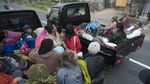 Wajah Para Pengungsi Gunung Agung, di Tenda hingga Truk