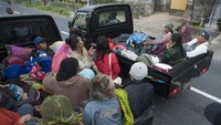 Warga rama-ramai mengungsi dengan menggunakan pikap / Foto: ANTARA FOTO/Nyoman Budhiana