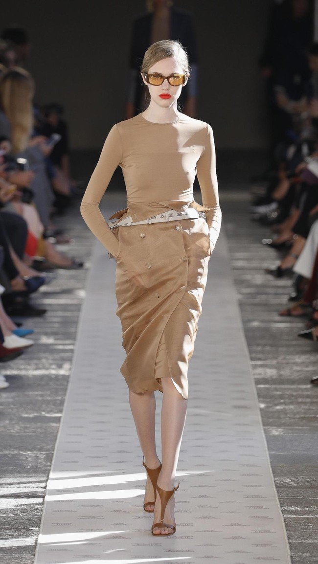 A model walks the runway at the Max Mara show during Milan Fashion Week Spring/Summer 2018 on September 21, 2017 in Milan, Italy.  (Photo by Andreas Rentz/Getty Images)