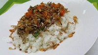 Kalau penggemar teri pedas, bisa coba nasi liwet ini. Toppingnya ikan teri tawar yang digoreng renyah. Lalu dimasak bersama cabai rawit. Enak! Foto: dok. detikFood