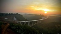 Jalan tol Bawen-Salatiga terkenal akan keindahan panorama yang disajikannya sepanjang 17,6 km seksi ini dibangun. Ada jembatan Tuntang yang membentang 330 meter di seksi ini yang di bawahnya terdapat hutan rawa pening. Dok. Jasa Marga.
