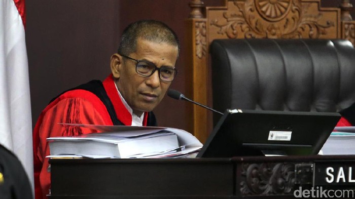Hakim Konstitusi, Saldi ISra