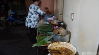 Traveler tak keberatan dengan konsep warung ini walau panas dan berdesakan setiap harinya. Bahkan banyak artis yang datang ke sini juga (Masaul/detikTravel)