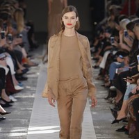 A model walks the runway at the Max Mara show during Milan Fashion Week Spring/Summer 2018 on September 21, 2017 in Milan, Italy.  (Photo by Andreas Rentz/Getty Images)
