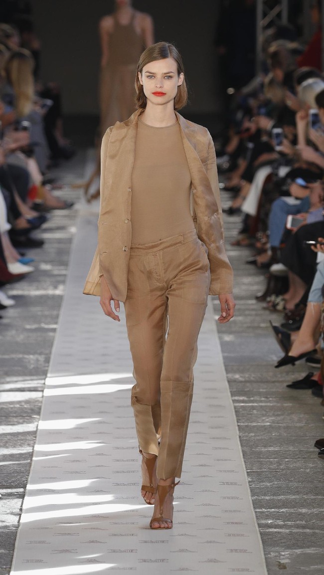 A model walks the runway at the Max Mara show during Milan Fashion Week Spring/Summer 2018 on September 21, 2017 in Milan, Italy.  (Photo by Andreas Rentz/Getty Images)